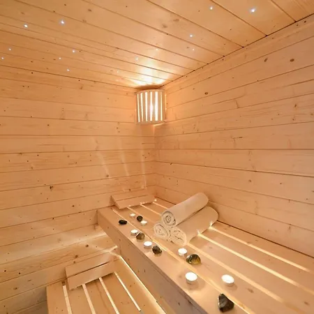 Modernes Mit Pool, Sauna Und Whirlpool Fur 4 Personen, Klimatisiert