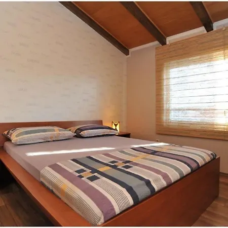 Modernes Mit Pool, Sauna Und Whirlpool Fur 4 Personen, Klimatisiert Appartamento