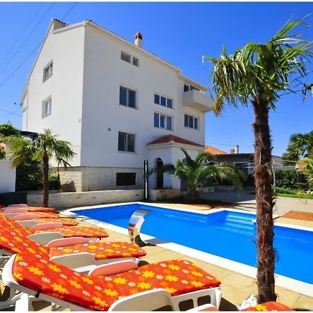 Modernes Mit Pool, Sauna Und Whirlpool Fur 4 Personen, Klimatisiert Appartamento Sukošan