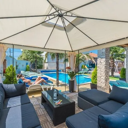 Modernes Mit Pool, Sauna Und Whirlpool Fur 4 Personen, Klimatisiert Appartamento *