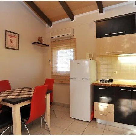 Modernes Mit Pool, Sauna Und Whirlpool Fur 4 Personen, Klimatisiert Appartamento