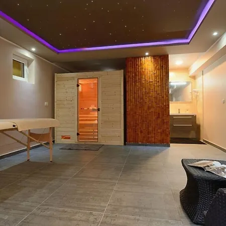 Modernes Mit Pool, Sauna Und Whirlpool Fur 4 Personen, Klimatisiert Sukošan