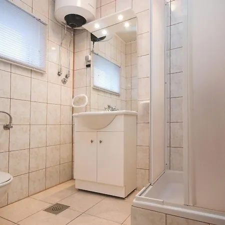Modernes Mit Pool, Sauna Und Whirlpool Fur 4 Personen, Klimatisiert Lägenhet Sukošan