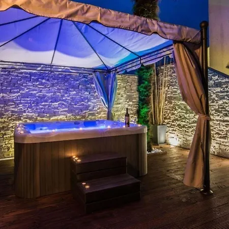Lägenhet Modernes Mit Pool, Sauna Und Whirlpool Fur 4 Personen, Klimatisiert