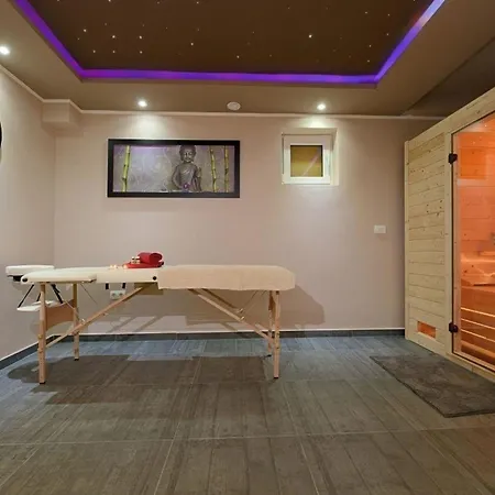 Modernes Mit Pool, Sauna Und Whirlpool Fur 4 Personen, Klimatisiert Lägenhet Sukošan